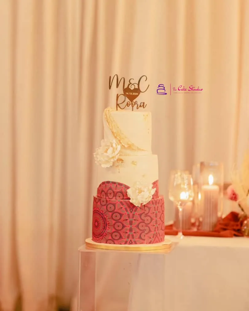 A single-tier Roora cake in burgundy and cream