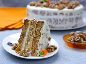carrot cake with walnuts and mascarpone cream